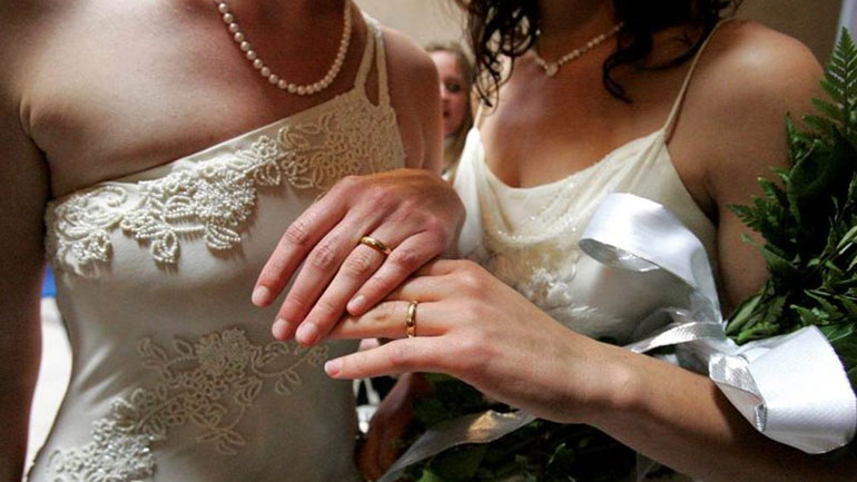 Γαλλία: Δήμαρχος καταδικάστηκε σε πεντάμηνη φυλάκιση γιατί αρνήθηκε να παντρέψει δύο γυναίκες