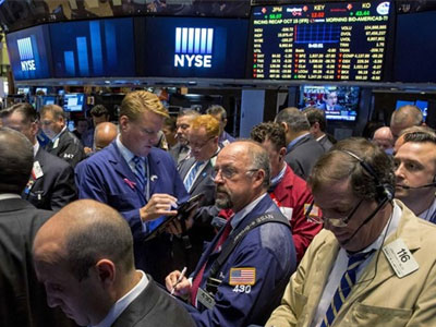 Περιορίστηκαν οι απώλειες στη Wall Street