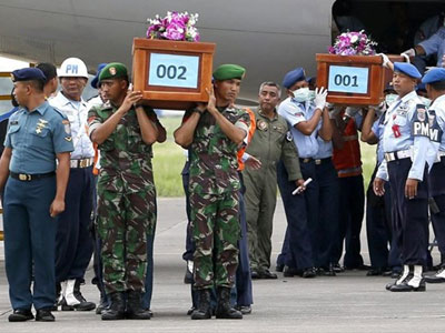 AirAsia: Οι πρώτες δύο σοροί στο αεροδρόμιο της Σουραμπάγια