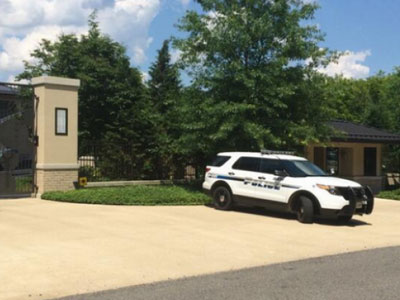 Αστυνομικοί έξω από το σπίτι του LeBron James