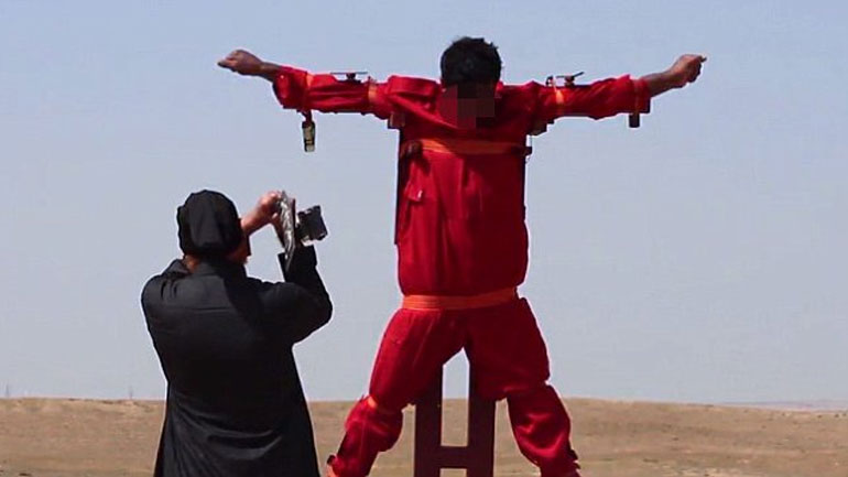 Αποτροπιαστική εκτέλεση τζιχαντιστών: Έδεσαν όμηρο σε σταυρό και τον ακρωτηρίασαν