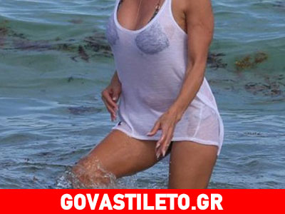 Ποια σέξι 47χρονη celebrity μπήκε με τα ρούχα στη θάλασσα;