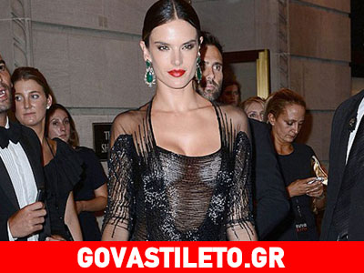 Άναψε «φωτιές» με το διάφανο φόρεμα η Αλεσάντρα Αμπρόζιο
