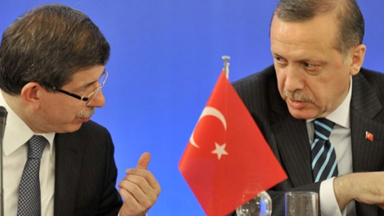 Ο Νταβούτογλου διαψεύδει ότι επήλθε ρήξη με τον Ερντογάν