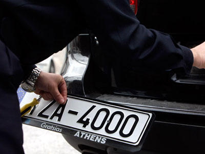 Πότε επιστρέφονται το δίπλωμα οδήγησης και οι πινακίδες ανασφάλιστων οχημάτων
