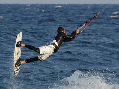 Στο νοσοκομείο 37χρονος που χτύπησε σε βράχια με αετοσανίδα