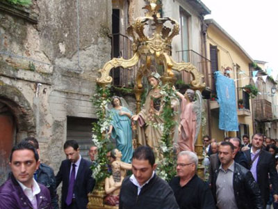 Ιταλία: Περιφορά του αγάλματος της Παναγίας σε σπίτι… νονού!