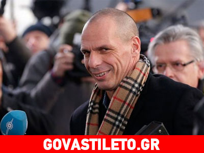 Ο Λάκης Γαβαλάς πούλησε το κασκόλ στον Βαρουφάκη