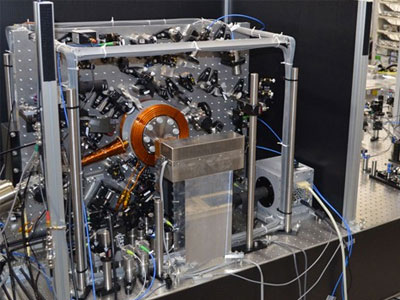 Κατασκεύασαν ρολόι που χάνει ένα δευτερόλεπτο κάθε… 16 δισ. χρόνια!