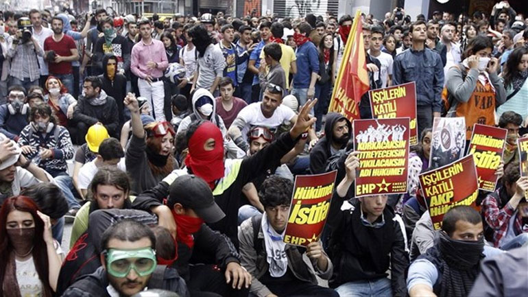 Κωνσταντινούπουλη: Δακρυγόνα και πλαστικές σφαίρες σε διαδήλωση κατά του Χαλιφάτου