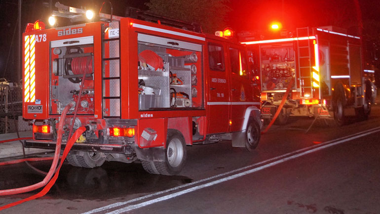 Φωτιά σε εξέλιξη σε συνεργείο αυτοκινήτων στο Ίλιον