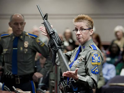 Κονέκτικατ: Οικογένειες θυμάτων σε σχολείο μηνύουν τον κατασκευαστή του όπλου