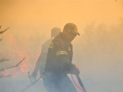 Υπό μερικό έλεγχο η φωτιά στη Λάρισα