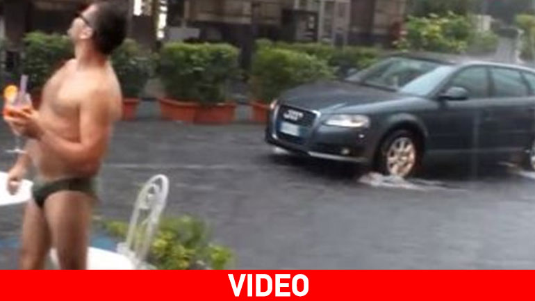 Ιταλός προσφέρει πραγματικό… σόου στον δρόμο υπό βροχή