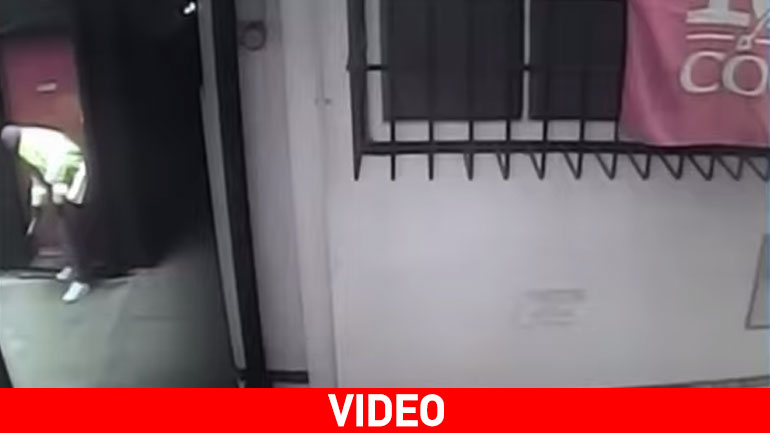 Βρετανία: Ληστής με τσεκούρι εισβάλλει σε παμπ και σέρνει από το μαλλί την υπάλληλο