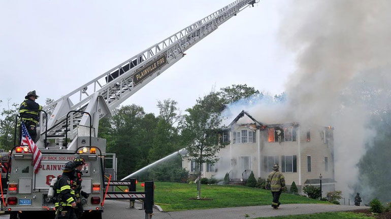 Μασαχουσέτη: Συντριβή αεροπλάνου σε σπίτι με τρεις νεκρούς