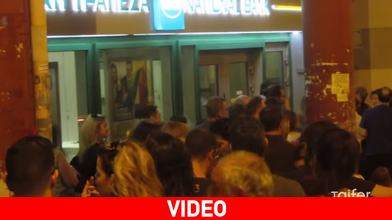 Θεσσαλονίκη: Μεταμεσονύχτιες ουρές στα ΑΤΜ