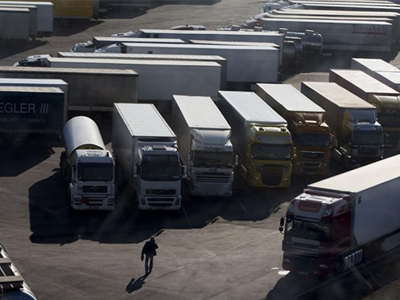 Στο στόχαστρο της Κομισιόν κατασκευαστές φορτηγών