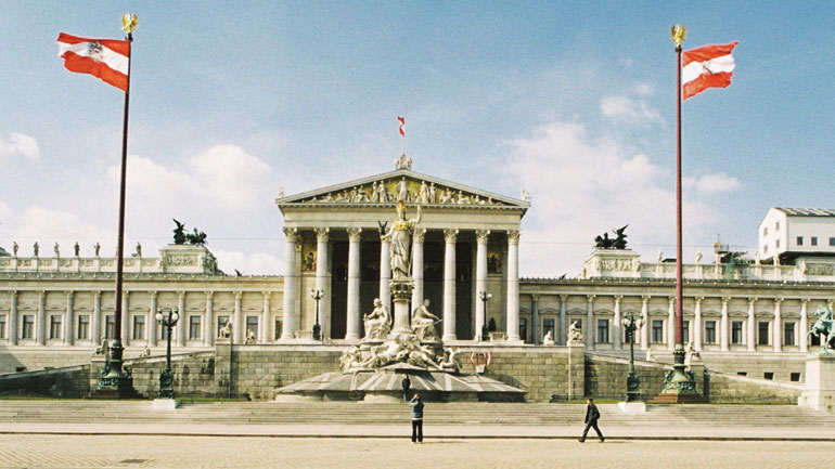 Αυστρία: Απώλειες 4,5 δισ. από μια διαγραφή κατά το ήμισυ του ελληνικού χρέους