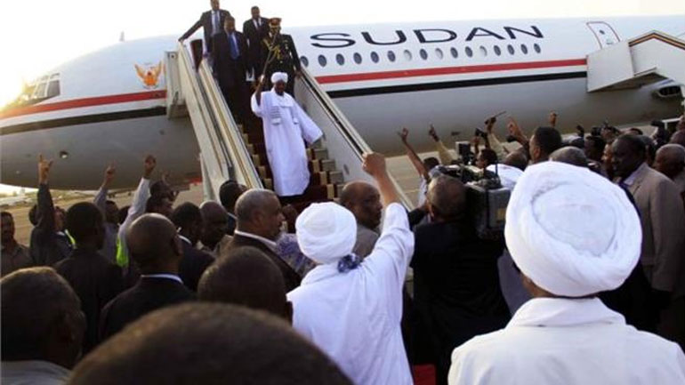 Επέστρεψε στο Σουδάν ο Μπασίρ παρά το ένταλμα σύλληψής του