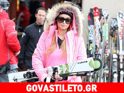 H Paris Hilton ποζάρει… λάγνα δίπλα στο χριστουγεννιάτικο δέντρο της!