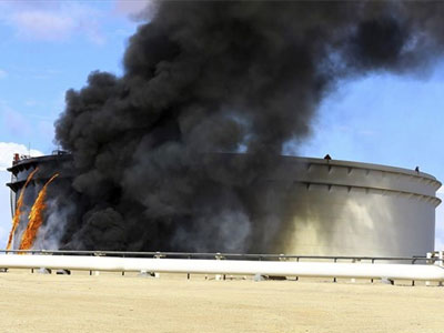 Λιβύη: Το χάος συνεχίζεται, τρεις δεξαμενές φλέγονται στο λιμάνι της Ες Σίντερ