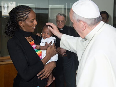 Συνάντηση Πάπα με τη γυναίκα από το Σουδάν που καταδικάστηκε σε θάνατο Συνάντηση Πάπα με τη γυναίκα από το Σουδάν που καταδικάστηκε σε θάνατο