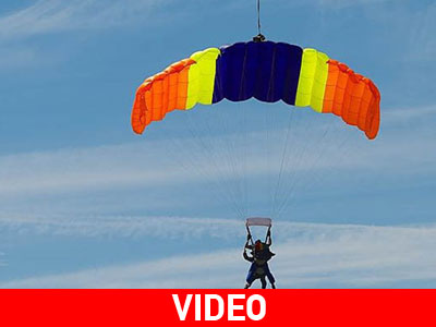 Δεν άνοιξε το αλεξίπτωτό του αλλά σώθηκε!