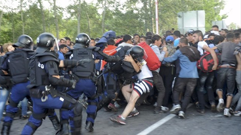 Στα χαρακώματα Ουγγαρία-Κροατία και Σερβία για τους πρόσφυγες