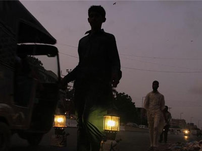 Πακιστάν: Στο σκοτάδι το 80% της χώρας λόγω γενικού μπλακ άουτ