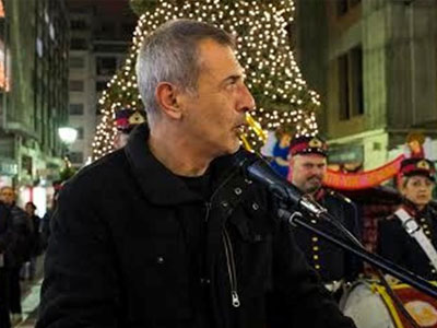 Φωταγωγήθηκε το χριστουγεννιάτικο δέντρο του Πειραιά