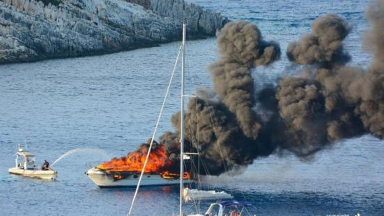 Βυθίστηκε κότερο λόγω πυρκαγιάς ανοιχτά της Λευκάδας