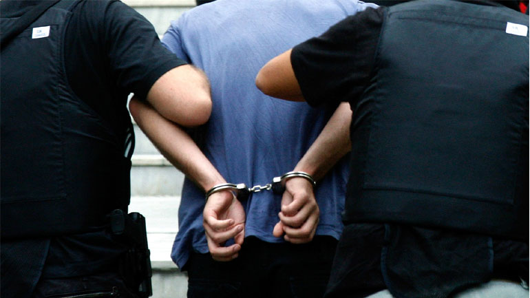 Συνελήφθη ο ένας από τους τρεις δραπέτες από τα κρατητήρια του Α.Τ. Κορίνθου