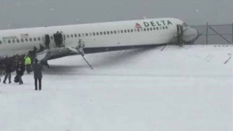 Νέα Υόρκη: Αεροσκάφος βγήκε από διάδρομο προσγείωσης και έπεσε σε φράχτη