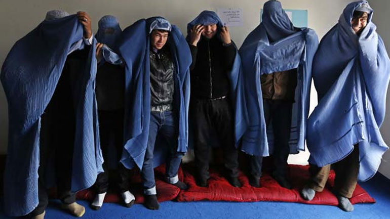 Αφγανοί φόρεσαν μπούρκες ζητώντας περισσότερα δικαιώματα για τις γυναίκες