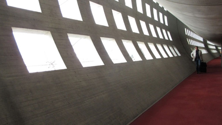 Υπόθεση «Terminal» για δύο κοριτσάκια στο αεροδρόμιο του Παρισιού