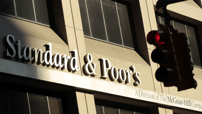 Η S&P υποβάθμισε τις τέσσερις ελληνικές συστημικές τράπεζες