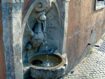 Η ΕΕ προειδοποιεί τη Ρώμη για το… μολυσμένο πόσιμο νερό!