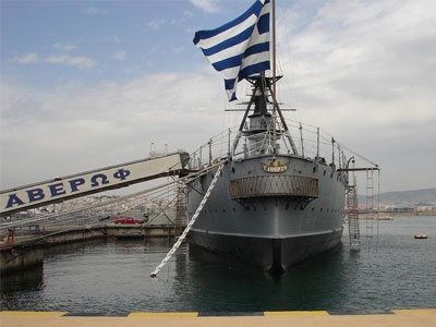 Αυγουστιάτικη πανσέληνος στο θωρηκτό Αβέρωφ