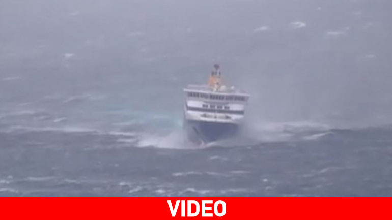 Το Blue Star Paros δίνει… μάχη με τα κύμματα!