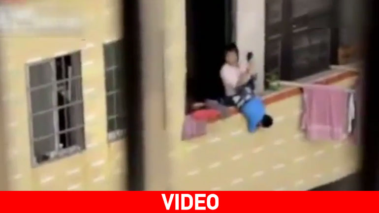 Μητέρα… κρέμασε το παιδί της από το μπαλκόνι για να το τιμωρήσει!