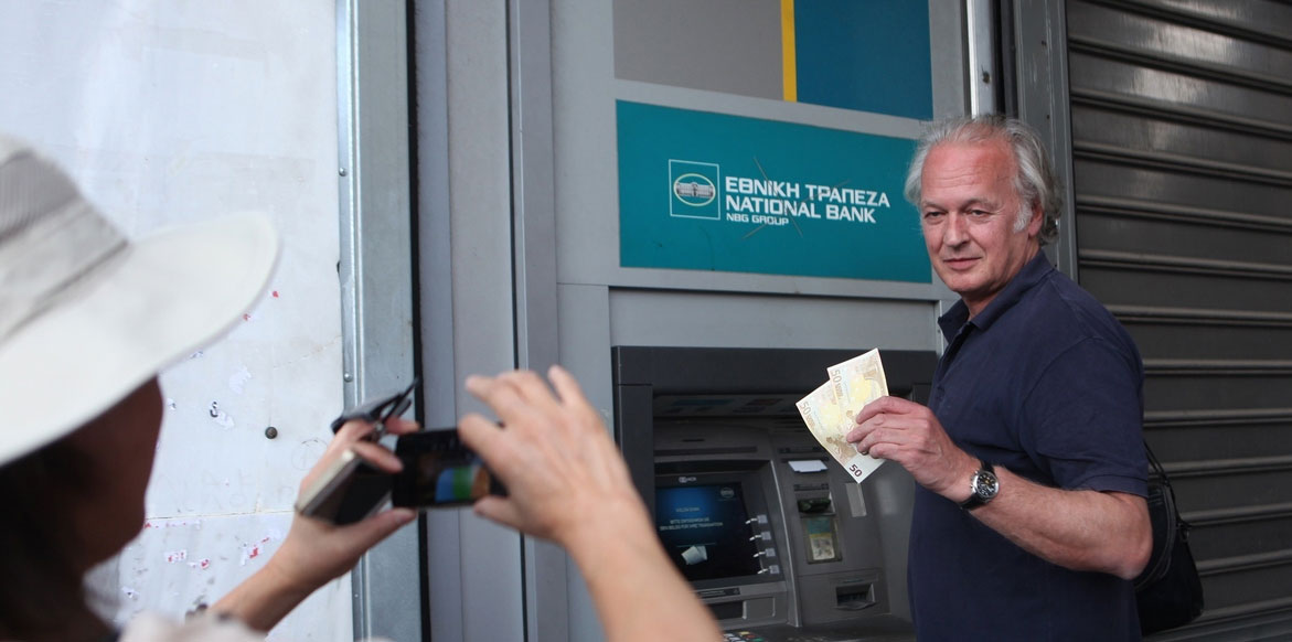 Φωτογραφία μπροστά από ATM