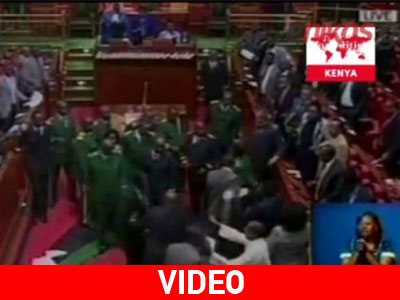 Σε ρινγκ μετατράπηκε το κοινοβούλιο της Κένυας