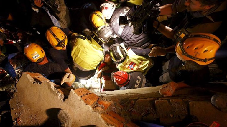 Νεπάλ: Γυναίκα απεγκλωβίστηκε πέντε ημέρες μετά τον σεισμό