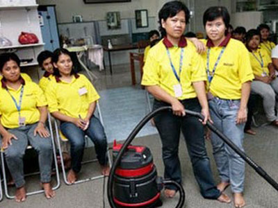 Σιγκαπούρη: Βγάζουν σε βιτρίνες καθαρίστριες… προς πώληση!