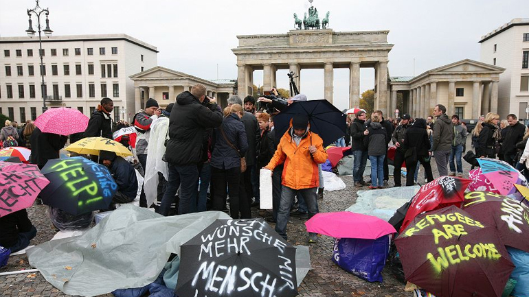 DW: Πρόσφυγες, η μεγάλη ευκαιρία για τη γερμανική οικονομία
