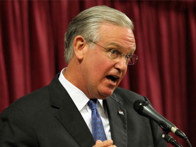 Υπέρ της απαγόρευσης κυκλοφορίας ο κυβερνήτης του Μισούρι