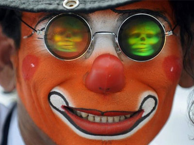 Οπλισμένοι… κλόουν σπέρνουν πανικό σε πόλεις της Γαλλίας