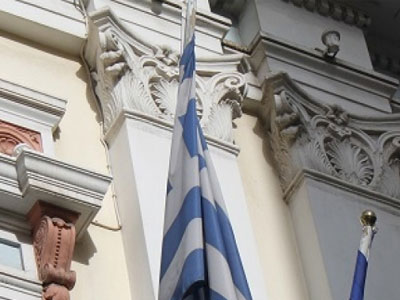 Πάτρα: Κατέβηκε από το Δημαρχείο η σημαία της Ε.E.