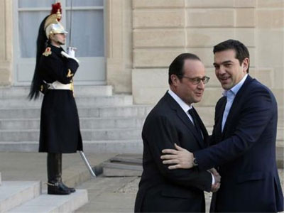 Le Monde: «Φαινομενική» η συμμαχία του Ολάντ με τον Τσίπρα